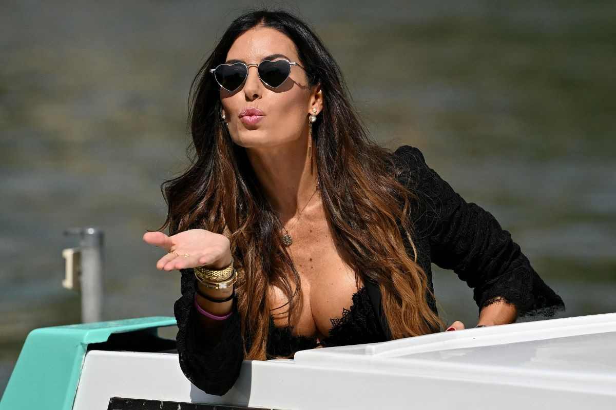 Elisabetta Gregoraci vestito attillato seni fuori