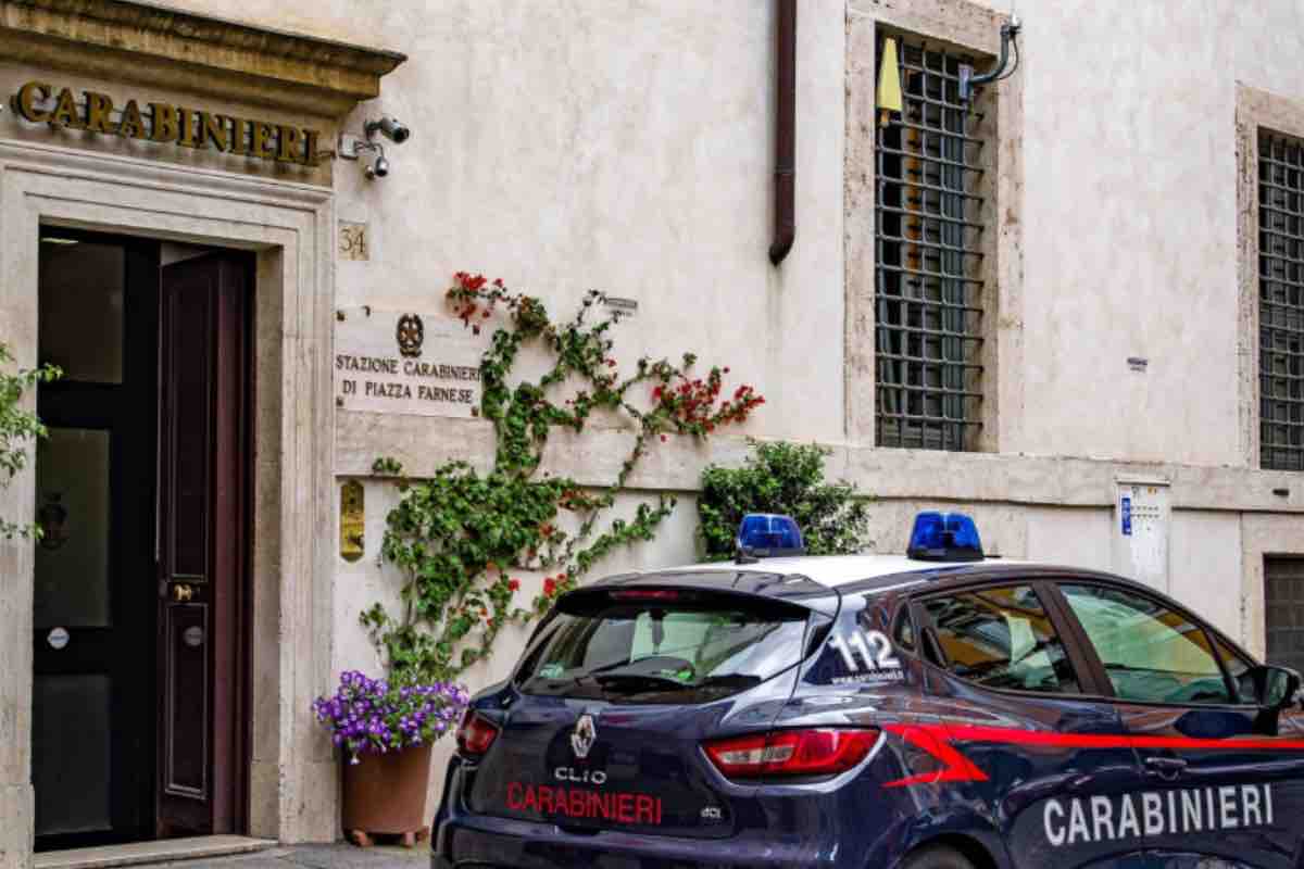 Carabinieri donna nuda