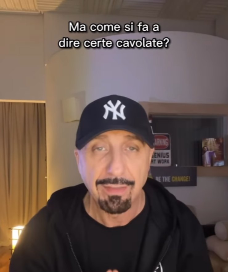 Amici 22 critica severa