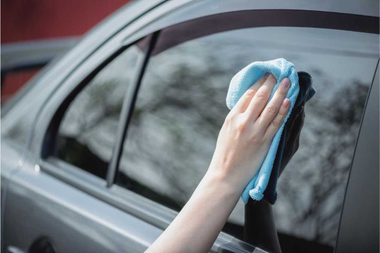 Pulire l'auto senza acqua: come fare