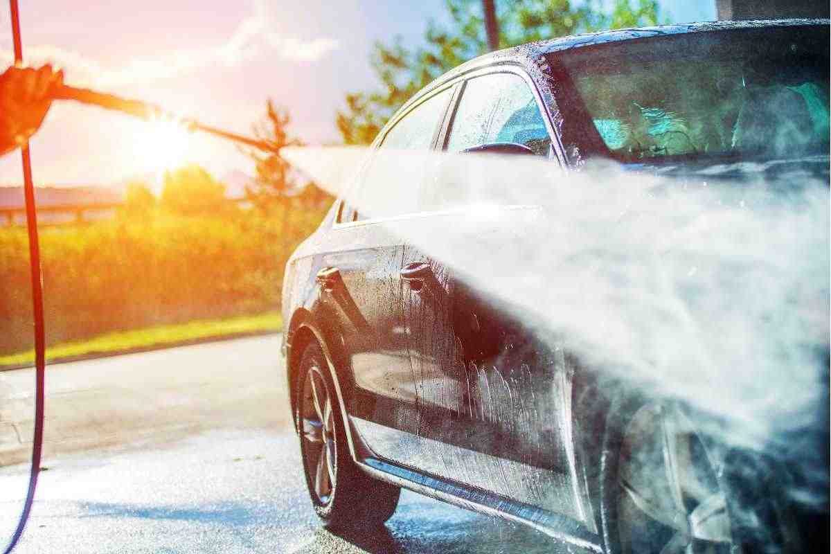 Pulire l'auto senza acqua: come fare