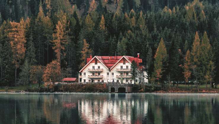 In questi posti in Italia, pagate una casa sul lago poche migliaia di euro