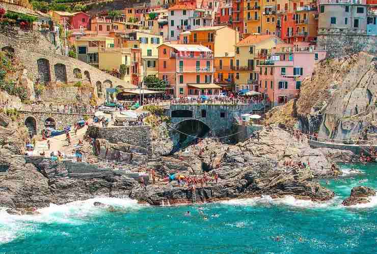 I cittadini vogliono meno turisti alle Cinque Terre