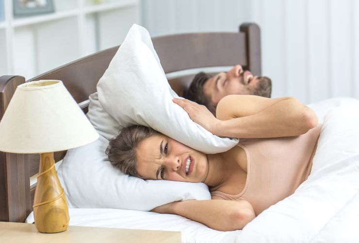 Se russi così durante la notte dovresti cominciare a preoccuparti: potrebbe essere apnea del sonno