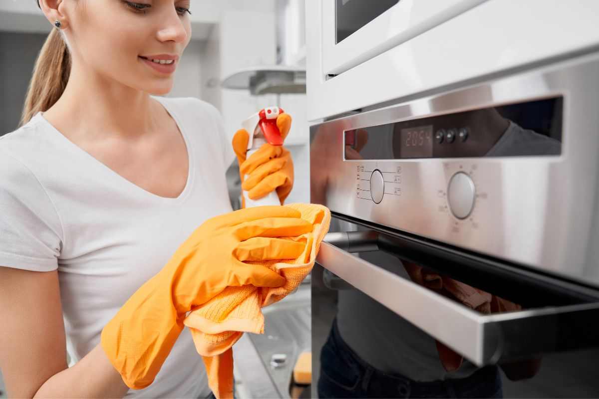 pulire il forno trucchetto infallibile
