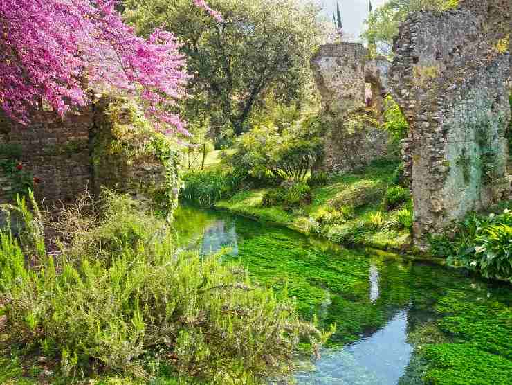 giardino ninfa posto bellissimo