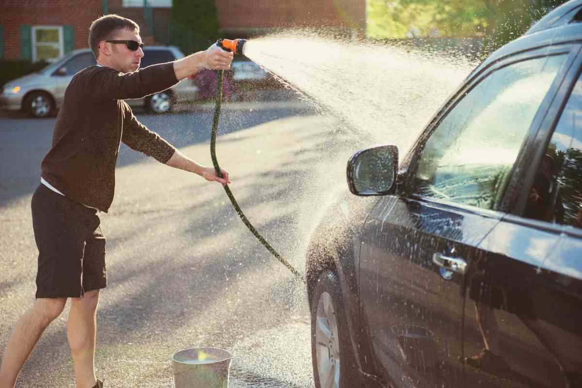 lavare auto senza autolavaggio