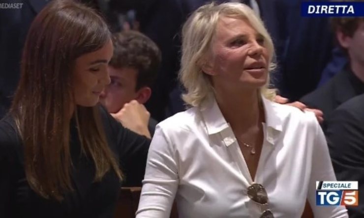 Maria de Filippi ai funerali di Silvio Berlusconi - Parolibero.it