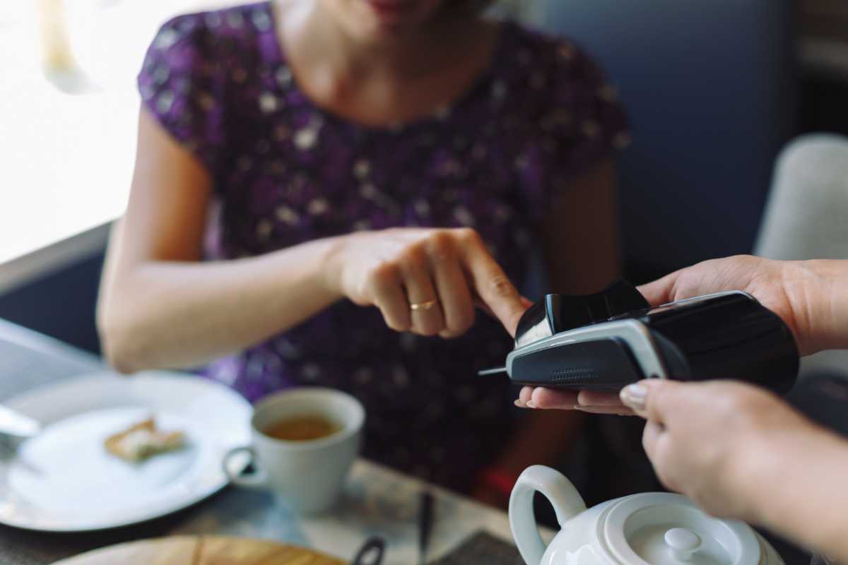 Pagare con il pos al ristorante - Parolibero