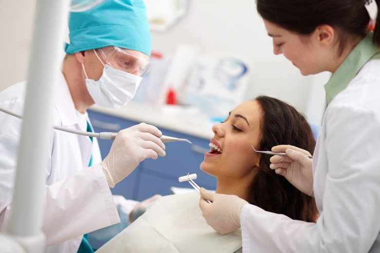 Dentista nella cura dei denti