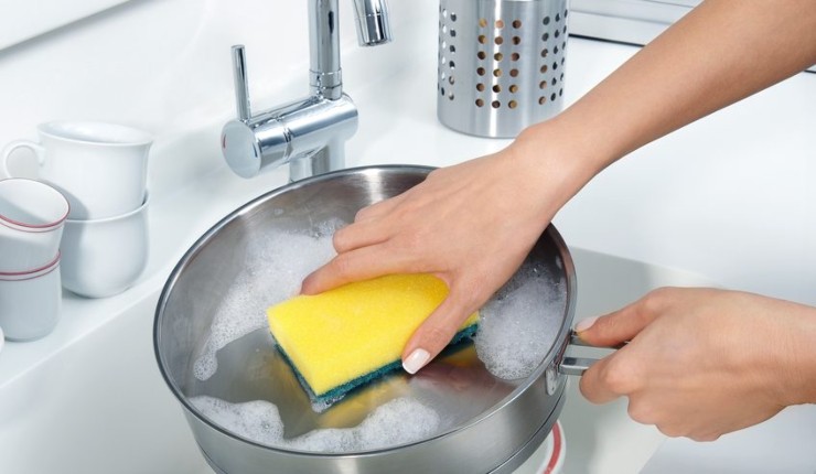 Lavare i piatti con il detersivo