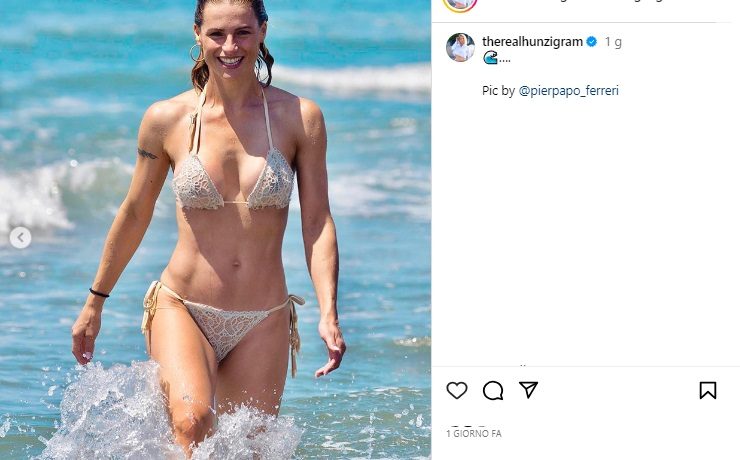 Michelle Hunziker esce dall'acqua con bikini di pizzo