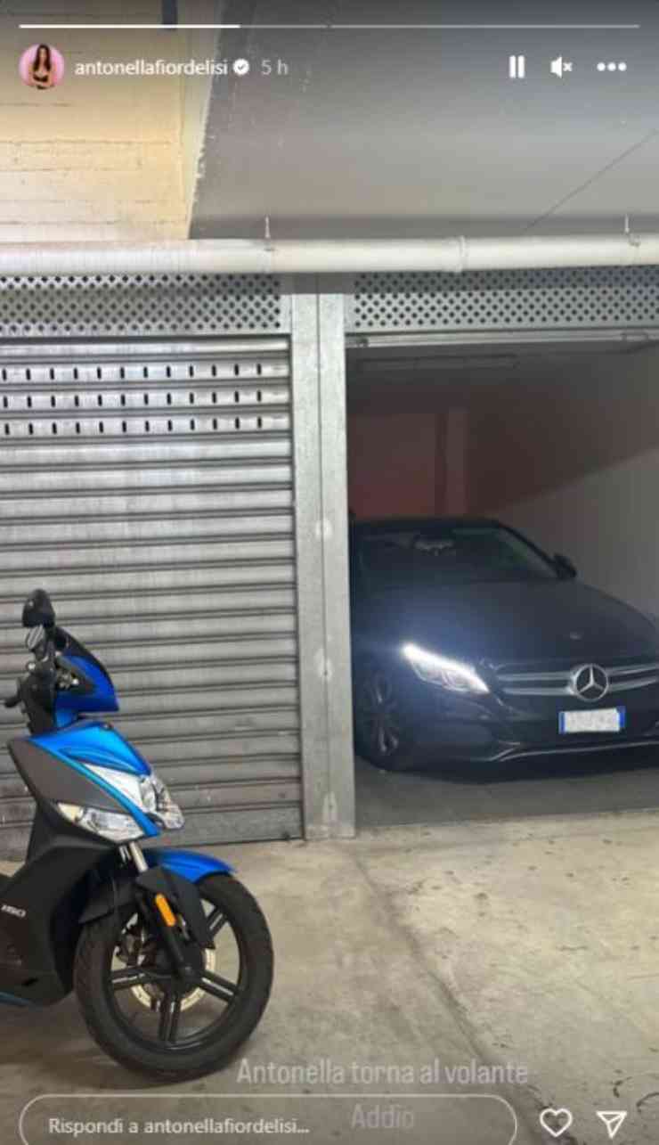 L'ex-gieffina torna alla guida con lei: una Mercedes da sogno 