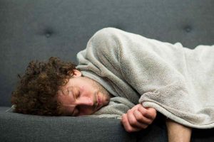 dormire sul divano